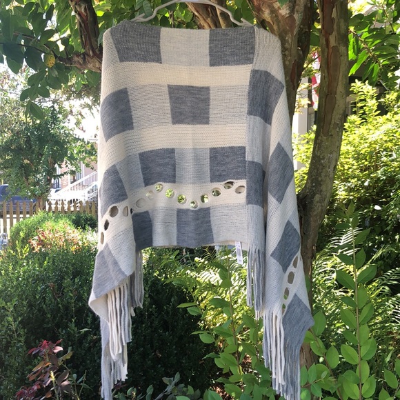 NWT- Gray & Ivory Fringe Hem Poncho top, one size - Picture 10 of 10